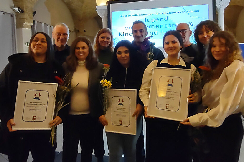 WIR SIND HIER! bekommt Jugend-Engagementpreis des Bezirks Friedrichshain-Kreuzberg