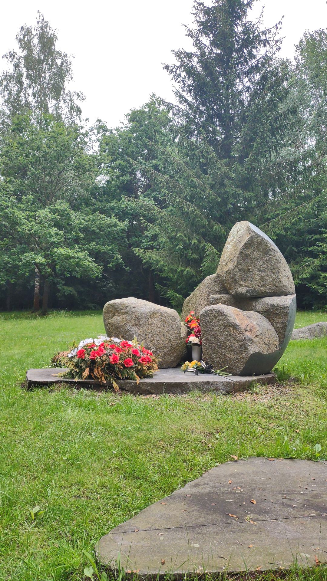 Netzwerkarbeit, Erfahrungsaustausch und Besuch des Denkmals am Ort des ehemaligen KZ Lety